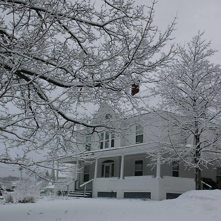 The Young House Bed And Breakfast Millinocket Екстер'єр фото
