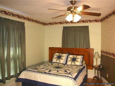 The Young House Bed And Breakfast Millinocket Номер фото