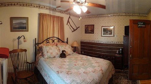 The Young House Bed And Breakfast Millinocket Екстер'єр фото