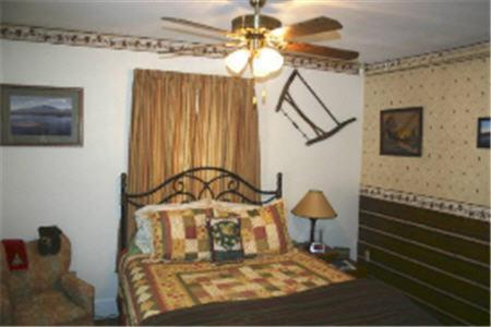 The Young House Bed And Breakfast Millinocket Номер фото