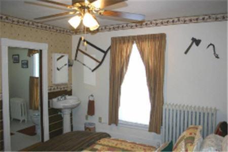 The Young House Bed And Breakfast Millinocket Номер фото